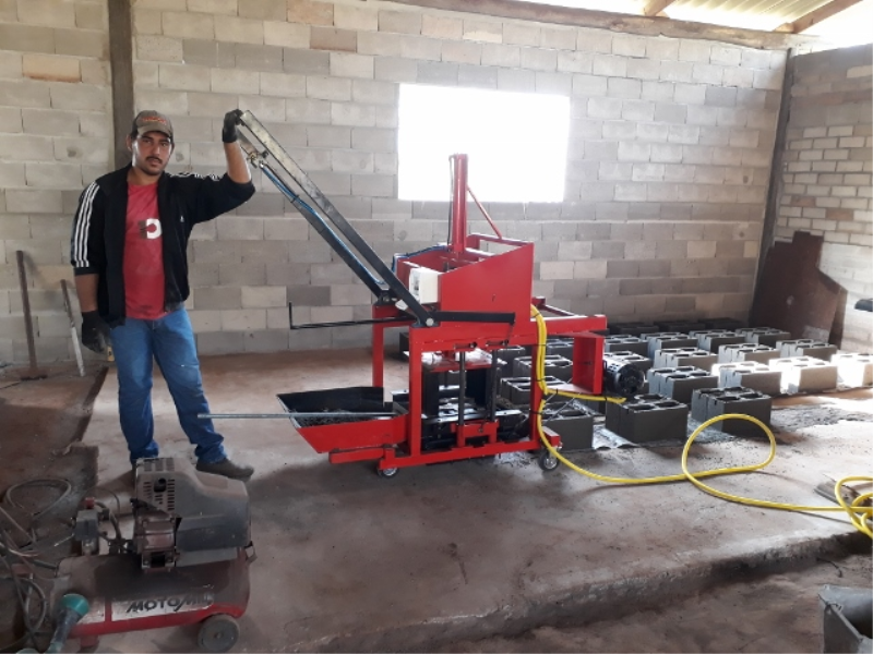 Jovem Agricultor de Porto Mauá Inventa Máquina que Fabrica Blocos de Concreto